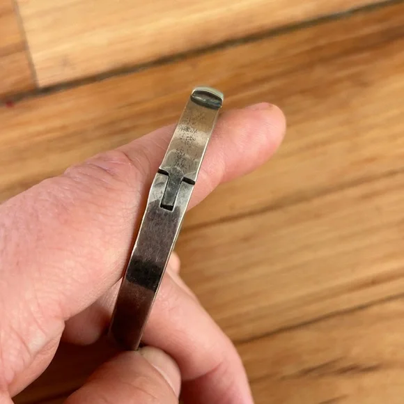 Turquoise Inlay Hinged Bangle 7 Inch Bracelet - Picture 7 of 9